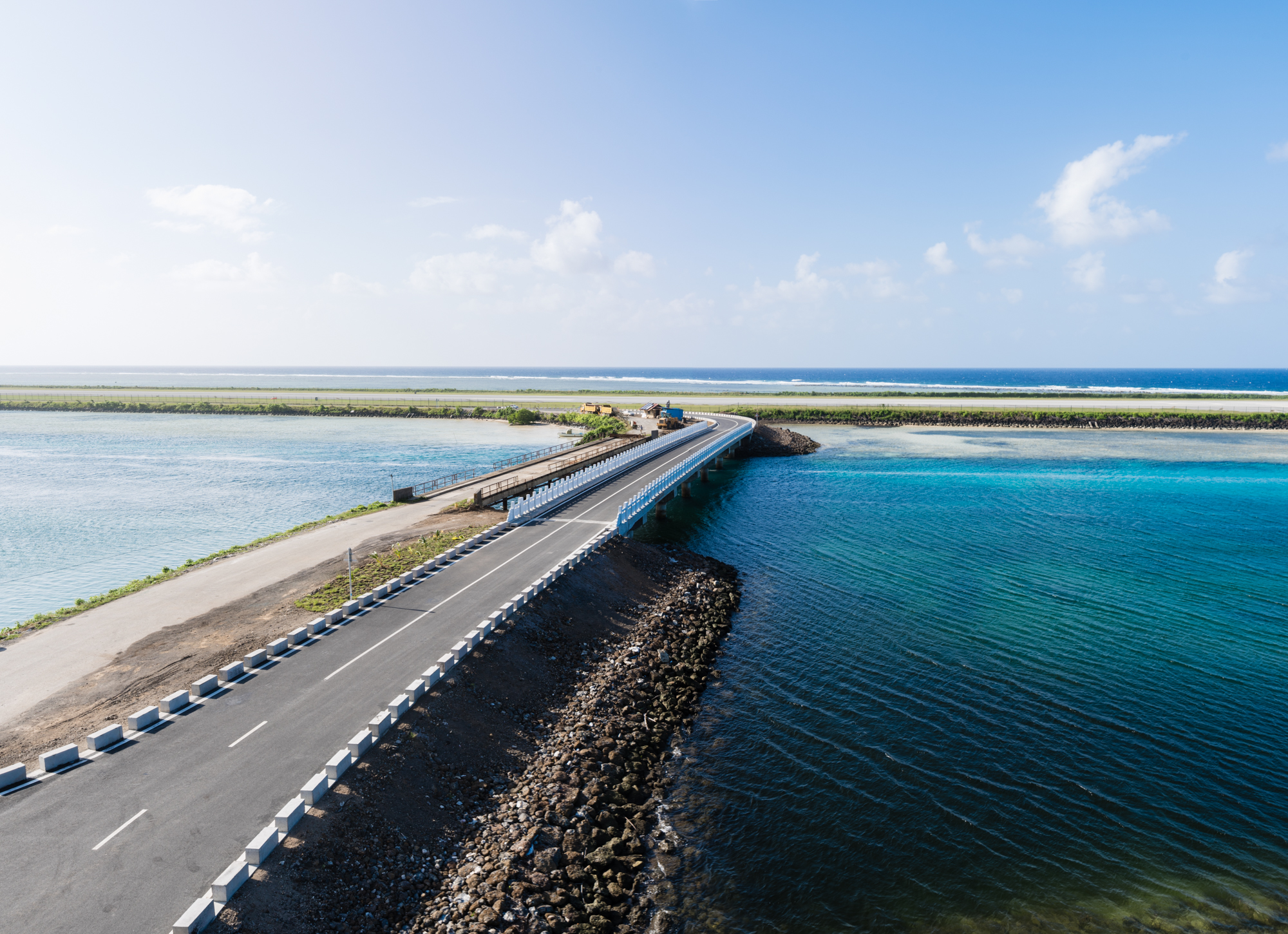 3密克羅尼西亞科斯雷州大橋，四川路橋首次獨(dú)立中標(biāo)的海外援建項(xiàng)目，也是密克國(guó)內(nèi)規(guī)模最大的經(jīng)濟(jì)援建項(xiàng)目，提前四個(gè)月完成交付，獲得中國(guó)國(guó)家商務(wù)部和密?chē)?guó)政府人民的高度稱(chēng)贊。.jpg