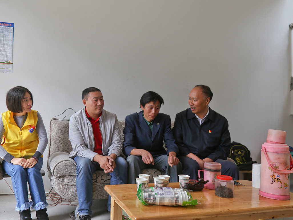 集團(tuán)、股份黨委副書記、紀(jì)委書記黃洪華深入貧困戶家中慰問