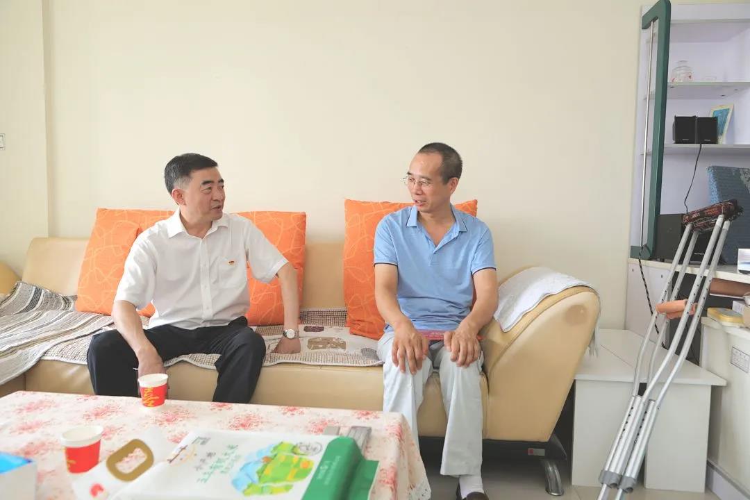 蜀道集團黨委副書記、董事鄒蔚走訪慰問四川路橋困難黨員
