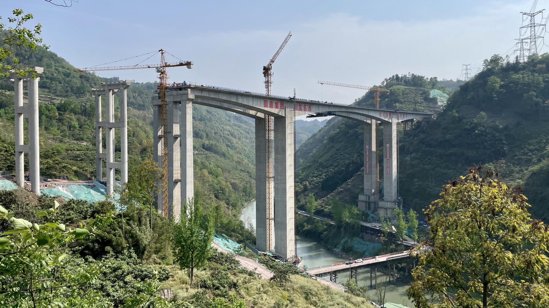 【奮進正當時】樂西高速建設(shè)馬邊河大橋雙幅順利合龍
