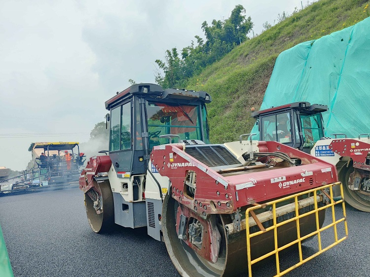 自隆連接線項目排水式瀝青路面上面層試驗段鋪筑成功