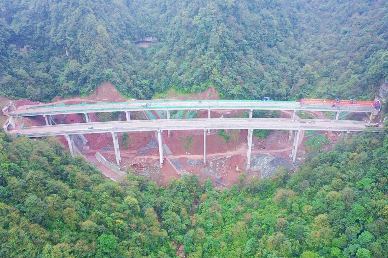 樂西高速S1-5項目羅山溪大橋雙幅貫通