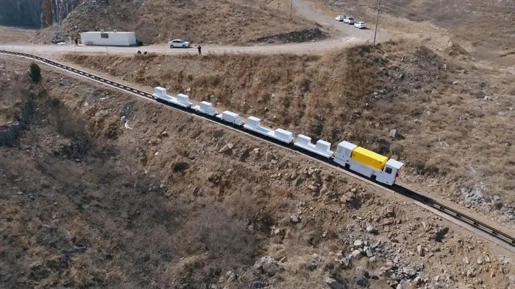 全國首例！國內(nèi)首臺套超大坡度機(jī)車編組通過驗收順利下線