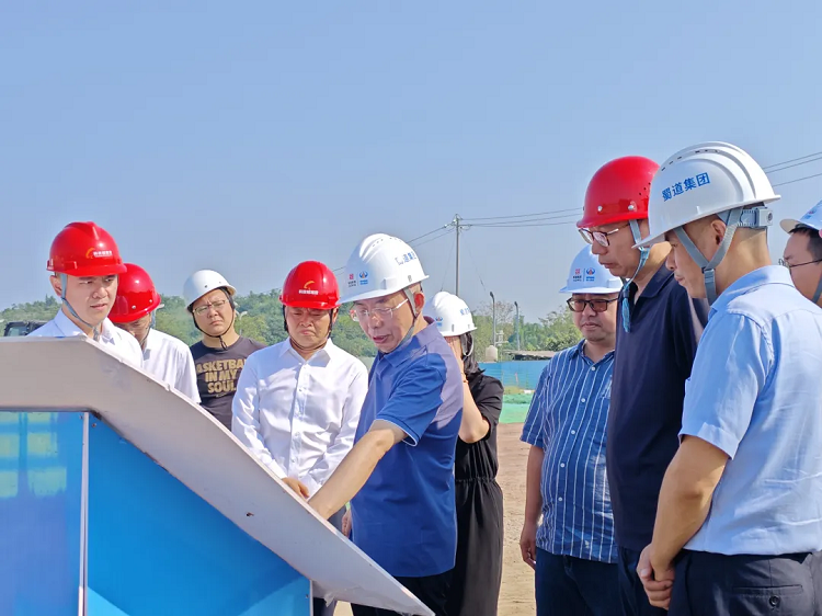 四川省住房和城鄉(xiāng)建設(shè)廳黨組成員、副廳長(zhǎng)葉長(zhǎng)春帶隊(duì)赴路橋集團(tuán)公路二分公司機(jī)場(chǎng)排水項(xiàng)目開展調(diào)研