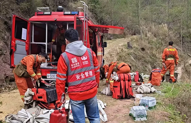 國(guó)企擔(dān)當(dāng)丨公路隧道分公司鎮(zhèn)廣高速B1/B2項(xiàng)目開(kāi)展山火救援